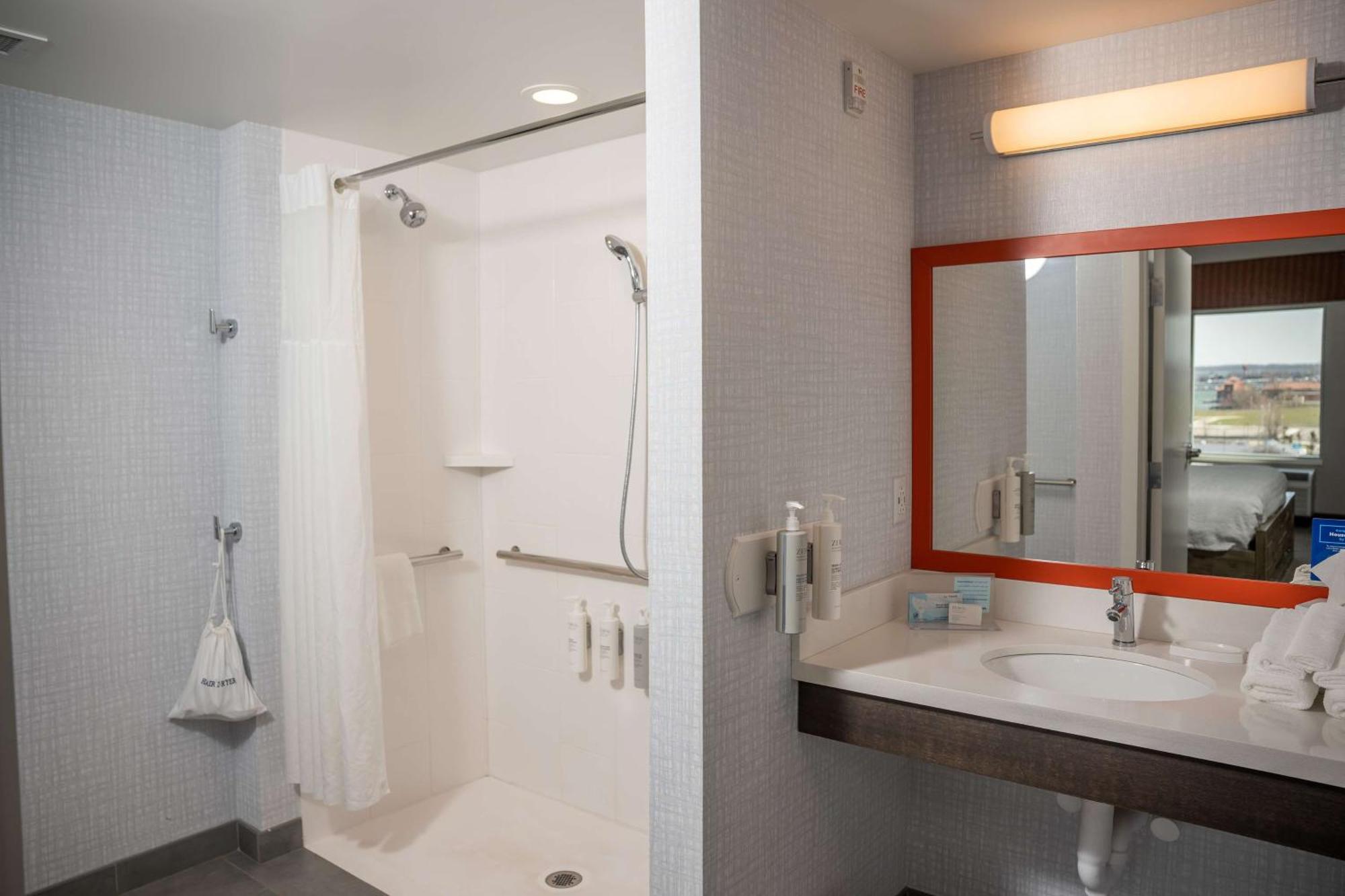Hampton Inn & Suites Erie Bayfront Екстериор снимка