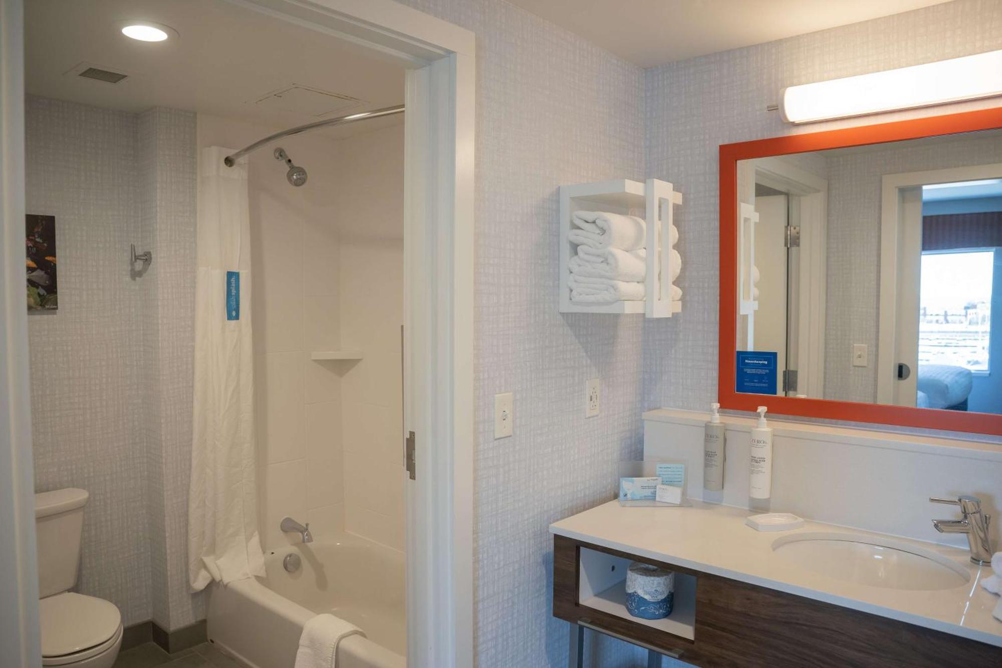 Hampton Inn & Suites Erie Bayfront Екстериор снимка