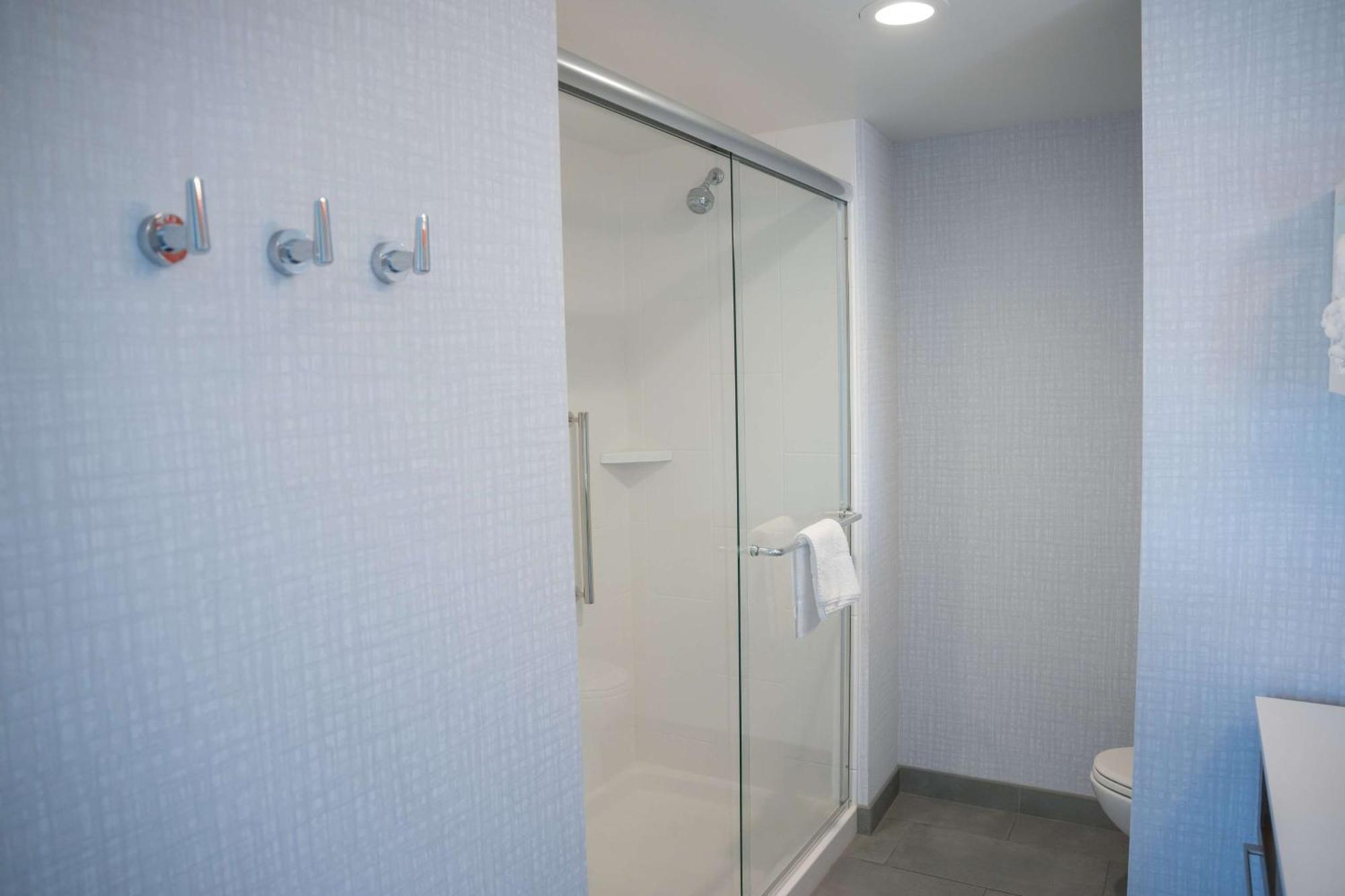 Hampton Inn & Suites Erie Bayfront Екстериор снимка