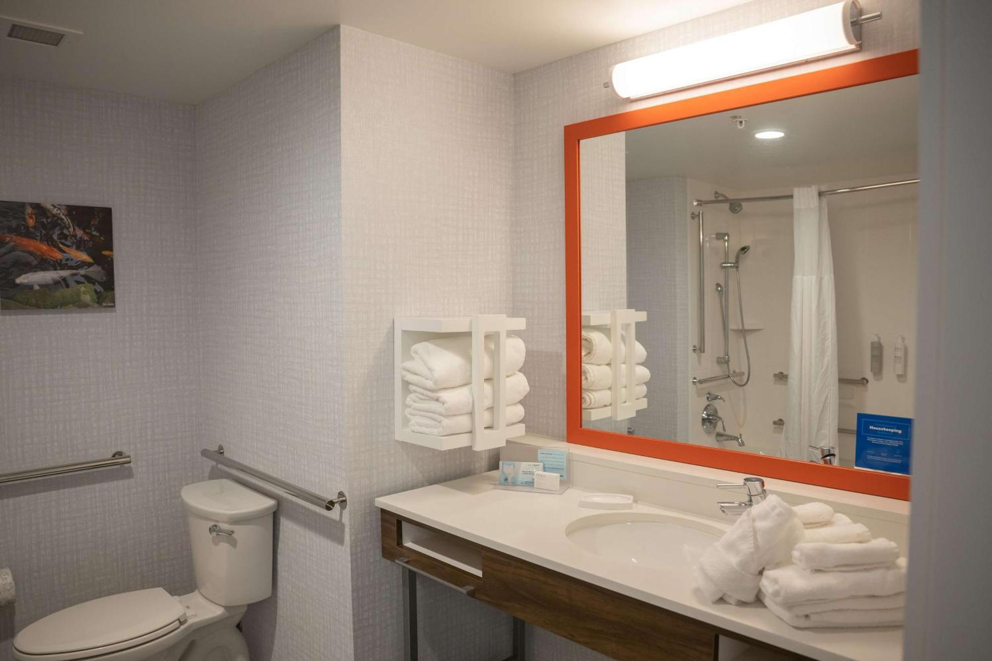 Hampton Inn & Suites Erie Bayfront Екстериор снимка