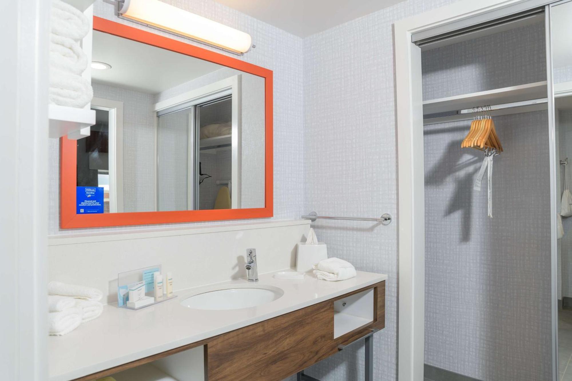 Hampton Inn & Suites Erie Bayfront Екстериор снимка