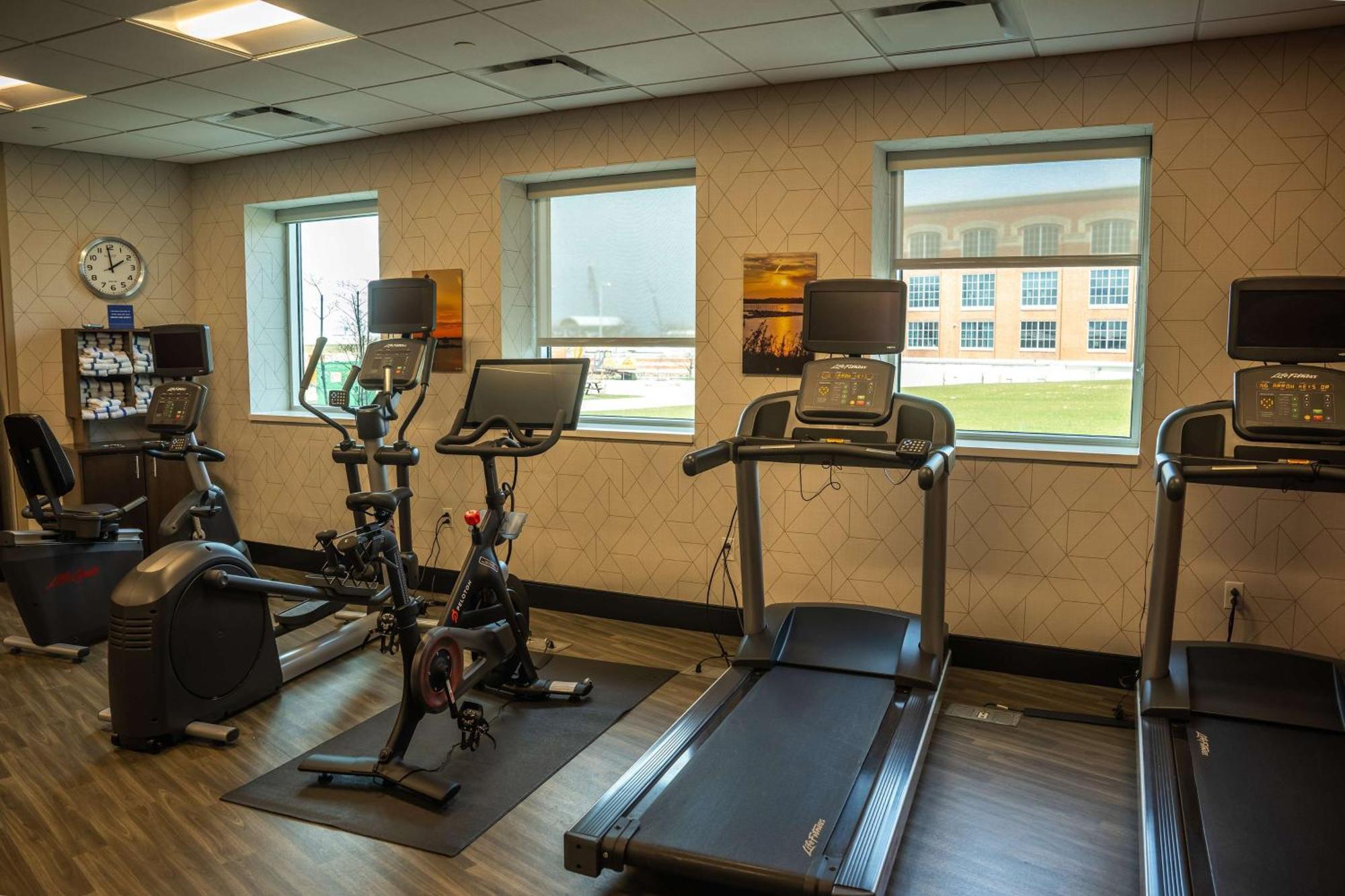Hampton Inn & Suites Erie Bayfront Екстериор снимка