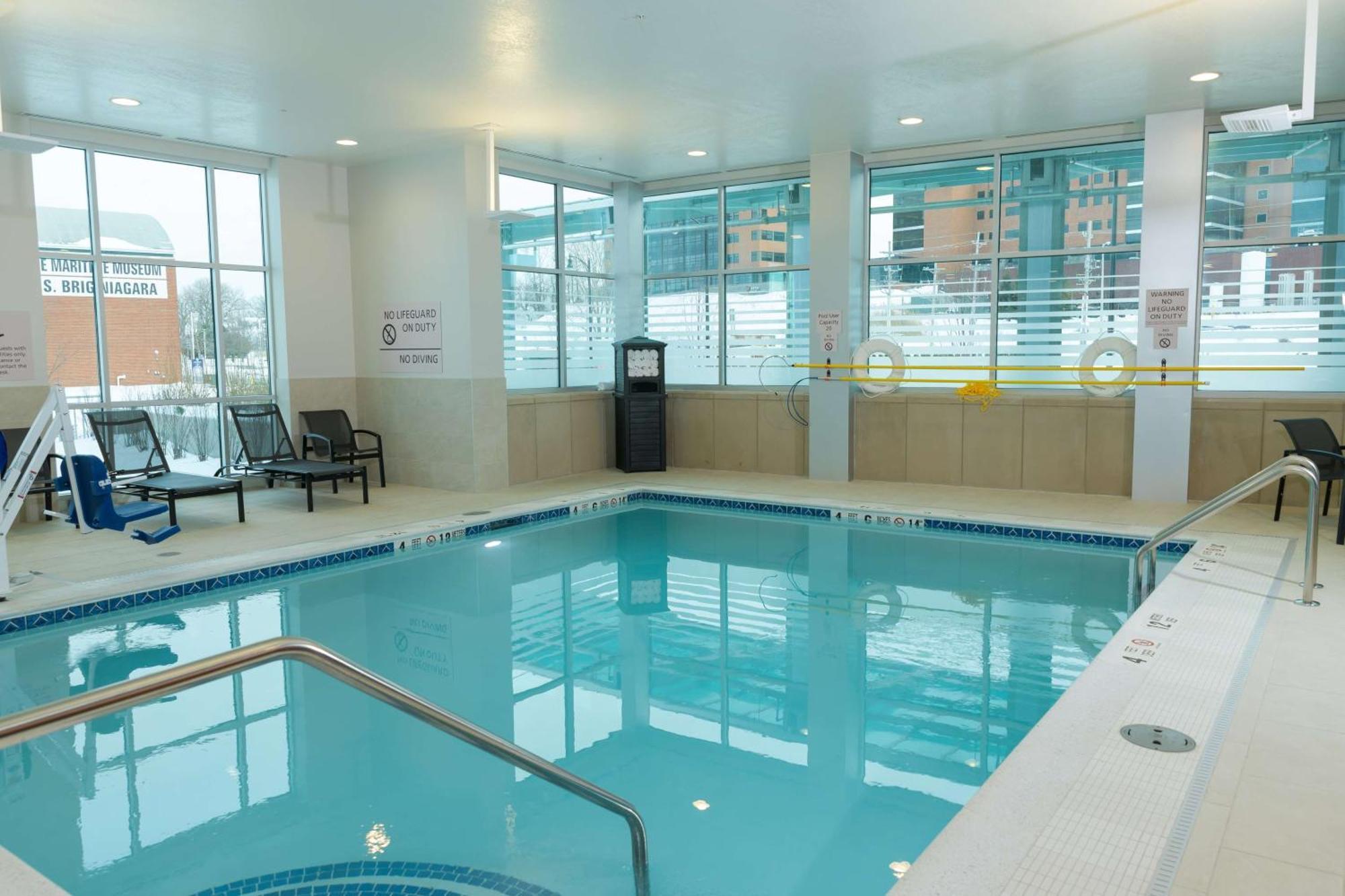 Hampton Inn & Suites Erie Bayfront Екстериор снимка